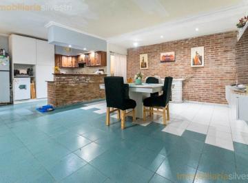 Casa · 250m² · 5 Ambientes · 1 Cochera · 153 Entre 70 y 71 Los Hornos, La Plata - Casa de 4 Dorm. y Cochera en Venta