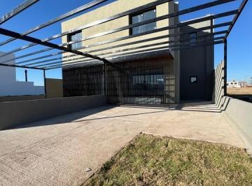 Casa · 106m² · 4 Ambientes · 2 Cocheras · Duplex en Venta 3 Dorm. en Dakota Town. Jardín. Parrilla.