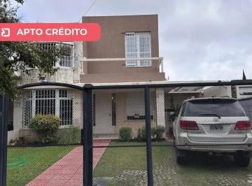 Casa · 210m² · 6 Ambientes · 2 Cocheras · Venta de Casa. 4 Dorm.. Apto Crédito. Jardín. Galeria Cerrada. Barrio Marques de Sobremonte