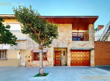 Casa · 315m² · 5 Ambientes · 1 Cochera · Mariano Acosta Al 800 Avellaneda. - Casa 3 Dorm.. en Venta.