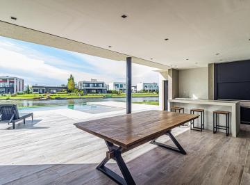 Casa · 317m² · 5 Ambientes · 4 Cocheras · Casa en Venta en San Lucas de 4 Ambientes con Dependencia y Salida a La Laguna