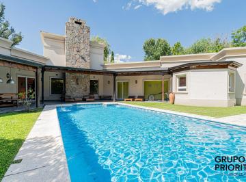Casa · 350m² · 7 Ambientes · 2 Cocheras · Casa en Venta en La Mejor Ubicacion de La Peregrina!