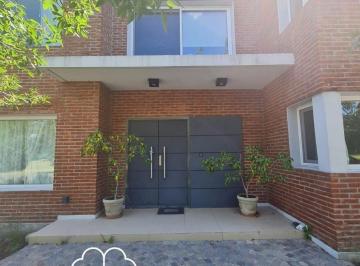 Casa de 5 ambientes, Pilar · Casa en Alquiler Mayling C. C + 3 Dorm + Vestidor + Lavadero + Dep de Servicio + Galeria + Parrilla