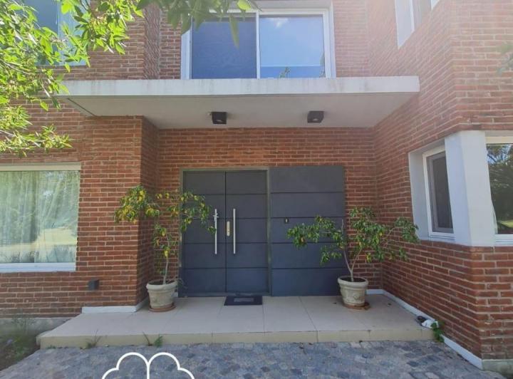 Casa · 200m² · 5 Ambientes · 2 Cocheras