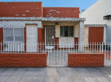 Casa · 200m² · 4 Ambientes · 1 Cochera · Oportunidad Única en Banfield Para 2 Familias.