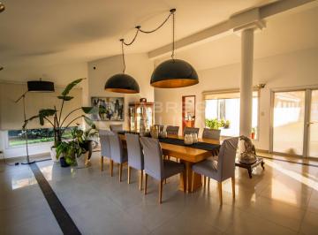 Casa · 600m² · 4 Ambientes · 2 Cocheras · ¡Venta! Hermosa Casa en Fincas del Sur - Toda en Una Planta ¡Con Escritura!