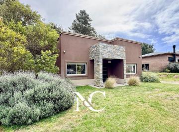 Casa · 120m² · 4 Ambientes · 1 Cochera · Casa en Venta en Costa Esmeralda con Piscina