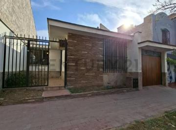 Casa · 131m² · 3 Dormitorios · 1 Cochera · C21 Inmoandes Vende Casa en B° Arizu de Godoy Cruz