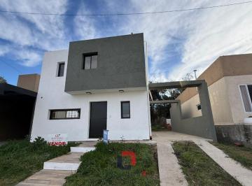 Casa · 150m² · 4 Ambientes · 2 Cocheras · Casa en Villa Catalina (3 Dorm.)