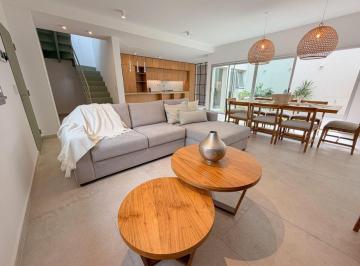 Casa · 144m² · 5 Ambientes · Estrena Calidad de Vida en Esta Casa de Pasillo Unica.
