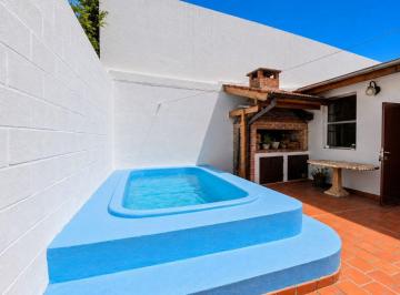 Casa de 4 ambientes, Tres de Febrero · Casa en Venta en Casero de 4 Ambientes Con, Pileta, Quincho, Terraza, Jardin Apto Credito