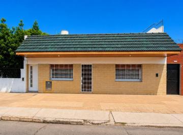 Casa de 4 ambientes, Tres de Febrero · Casa de 370 m² de 4 Ambientes con 2 Dorm., Pileta, Quincho, Terraza, Jardin en Venta en Casero