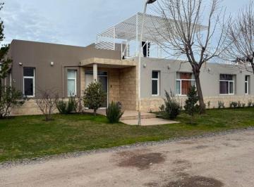 Casa de 5 ambientes, Neuquén · Casa en Alquiler B° Costa Rio