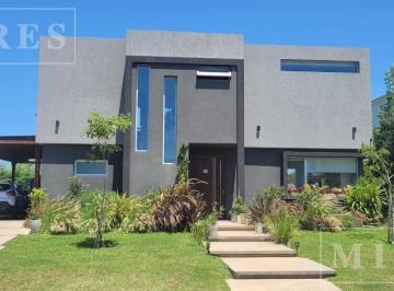 Casa · 169m² · 4 Ambientes · 1 Cochera · Casa en Venta Sobre Lote Interno en Area 7 Barrio San Sebastian
