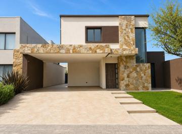 Casa · 290m² · 5 Ambientes · 1 Cochera · Casa Venta Barrio Prima Terra