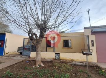 Casa · 70m² · 4 Ambientes · 1 Cochera · Casa en Catriel
