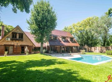 Casa de 6 ambientes, San Isidro · Casa de Categoría Reciclada | 5 Dorm., Jardín y Piscina | La Horqueta San Isidro