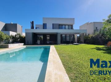 Casa · 800m² · 5 Ambientes · 3 Cocheras · Casa Amueblada en Las Golondrinas, Ubicación Central