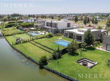 Casa · 160m² · 4 Ambientes · 1 Cochera · Casa en Venta a La Laguna en San Sebastián Área 9