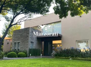 Casa · 300m² · 6 Ambientes · 2 Cocheras · Casa en Alquiler en Barrio Los Pilares