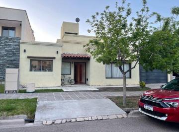 Casa · 240m² · 5 Ambientes · 2 Cocheras · Venta Casa Bº Privado El Resguardo - Guaymallen