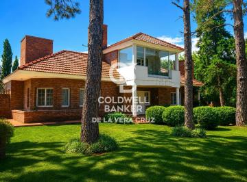 Casa · 226m² · 5 Ambientes · 2 Cocheras · Casa en Club de Campo El Paso Sobre Boulevard Frente Al Golf