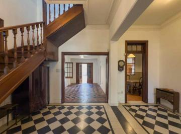 Casa · 215m² · 6 Ambientes · 1 Cochera · Casa en Alquiler La Plata