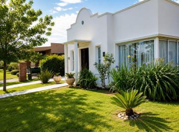 Casa · 126m² · 3 Ambientes · 2 Cocheras · Casa en Venta en San Ramiro, Pilar del Este, Pilar