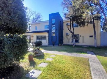 Quinta vacacional · 240m² · 5 Ambientes · 10 Cocheras · Venta Moderna Casa Quinta en La Reja - Moreno - Permuta