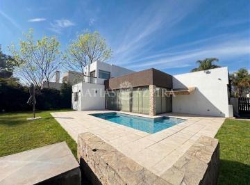 Casa · 191m² · 5 Ambientes · 2 Cocheras · Venta | Excelente Casa de 5 Ambientes con Pileta en Casco de Álvarez
