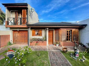 Casa · 150m² · 7 Ambientes · 2 Cocheras · Casa 3 Dorm. en Venta La Plata - L. Olmos