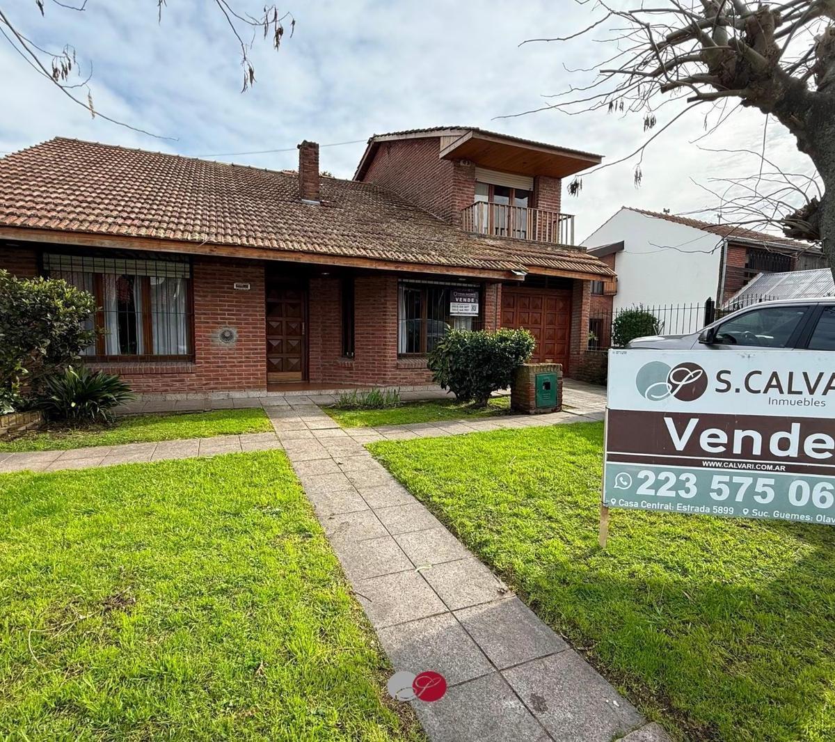 Gran chalet de 7 ambientes desarrollado en dos plantas en el barrio San Jerónimo