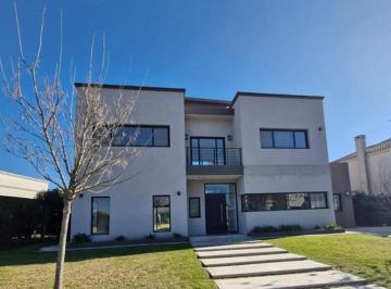 Casa · 236m² · 5 Ambientes · Alquiler Casa 5 Ambientes El Cantón Puerto