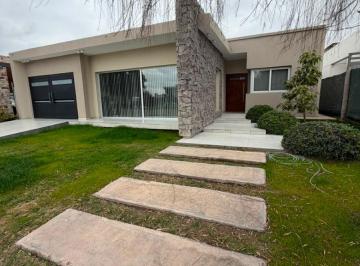 Casa de 10 ambientes, Rodeo de la Cruz · Exclusiva Casa en Venta – Barrio Privado Las Cortaderas II