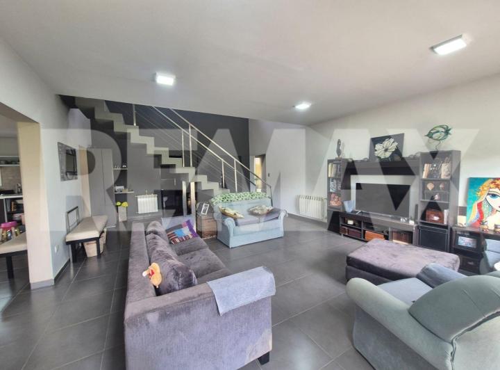 Casa · 280m² · 6 Ambientes · 1 Cochera