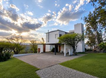 Casa · 221m² · 10 Ambientes · 2 Cocheras · Casa en Villa del Lago