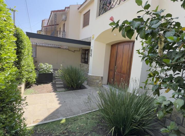 Casa · 221m² · 5 Ambientes · 1 Cochera