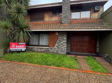 Casa de 6 ambientes, Lomas de Zamora · ¡La Casa Que Tu Familia Estaba Buscando en Banfield!