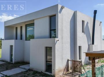 Casa · 250m² · 7 Ambientes · 2 Cocheras · Casa en Venta Sobre Lote Interno en El Cantón Barrio Golf