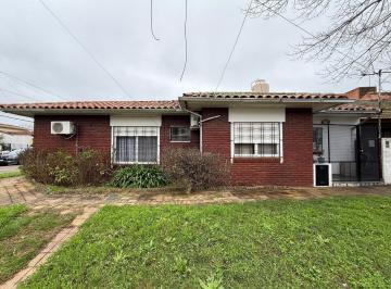 Casa · 70m² · 4 Ambientes · 1 Cochera · Casa a La Venta de 3 Ambientes en La Zona de Fleming, Martinez