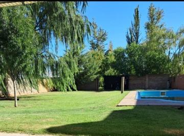 Quinta vacacional · 116m² · 1 Dormitorio · Quinta con Pileta en Callaqueo 1443