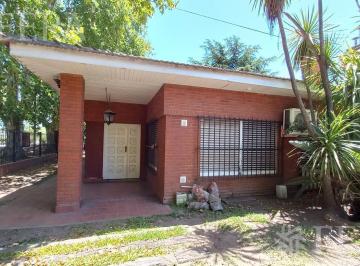 Casa · 240m² · 5 Ambientes · 1 Cochera · Venta Casa de 5 Ambientes con Cochera y Fondo Libre con Piscina en Francisco Alvarez