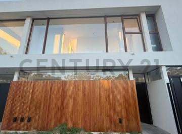 Casa · 147m² · 4 Ambientes · 1 Cochera · Casas en Alquiler de 3 Dorm. en Grand Bell II