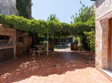 Casa · 298m² · 4 Ambientes · 1 Cochera · Casa en Venta Rep de La Sexta Tres Dorm.