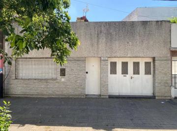 Casa · 90m² · 4 Ambientes · Casa Al Frente 2 Dorm., Comodín y Patio.