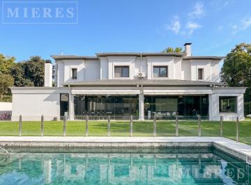 Casa · 700m² · 10 Ambientes · 4 Cocheras · Muy Linda Casa de Estilo Moderno en Venta en Las Lomas de San Isidro.