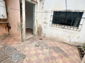 Casa · 95m² · 4 Ambientes · 1 Cochera · En Alquiler Casa en Barrio Alberdi. Chutro 700. 2 Dormtiorios con Cochera