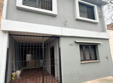 Casa · 95m² · 4 Ambientes · 1 Cochera · En Alquiler Casa en Barrio Alberdi. Chutro 700. 2 Dormtiorios con Cochera
