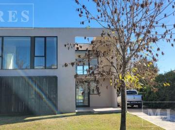 Casa · 300m² · 6 Ambientes · 1 Cochera · Casa en Venta Sobre Lote a La Laguna en El Cantón Golf
