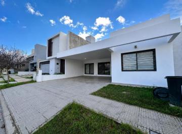Casa · 174m² · 3 Dormitorios · 2 Cocheras · Casa en Alquiler Miradores 1 de Manantiales
